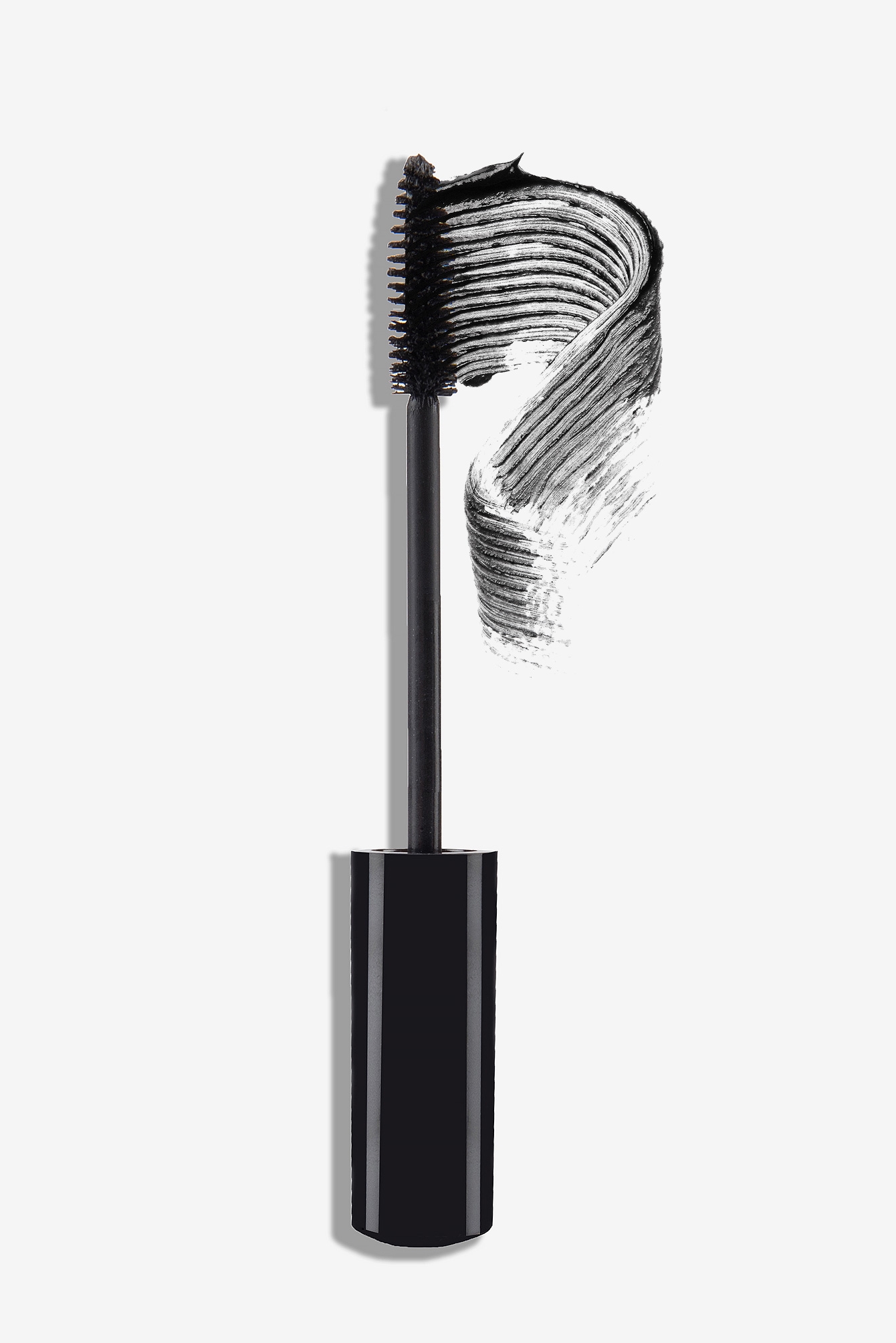 Eyes wide shut. Volume And Length Mascara NA-KDLOUNGE.DE